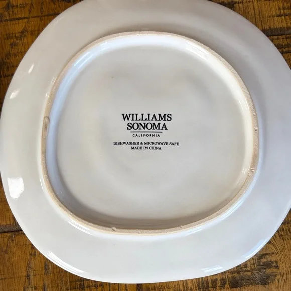 Williams Sonoma set of 8 White Plate with Red Heart - Picture 7 of 7